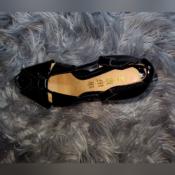 L.A.M.B Leather Sole Women's Classic black Heels from Neiman Marcus; like new! - Picture 3 of 6